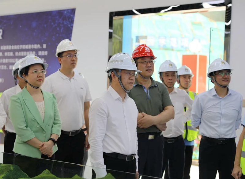 譚丕創(chuàng)（左二）、唐軼昂（左一）聽取項目情況介紹.jpg