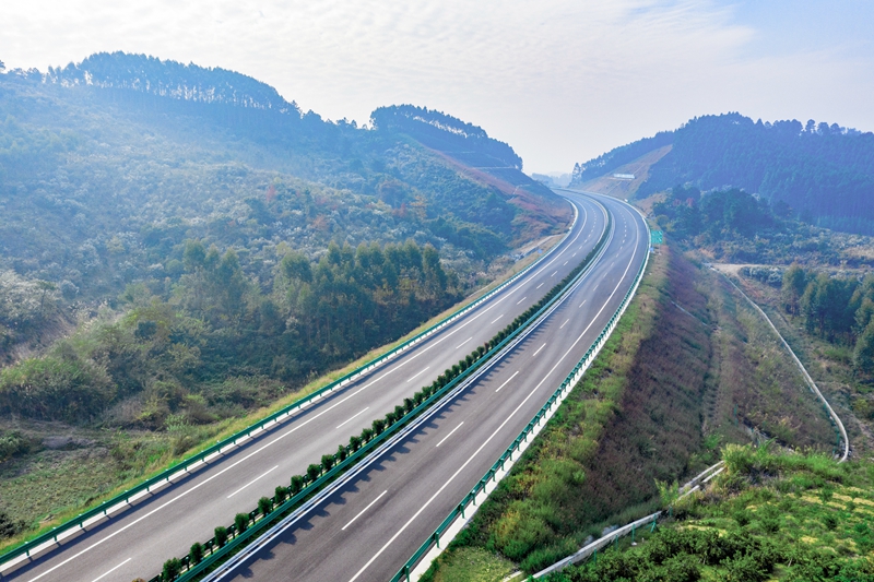 6.高速公路與群山相連，植被覆蓋率高，與原生態(tài)環(huán)境恢復(fù)有機結(jié)合.jpg