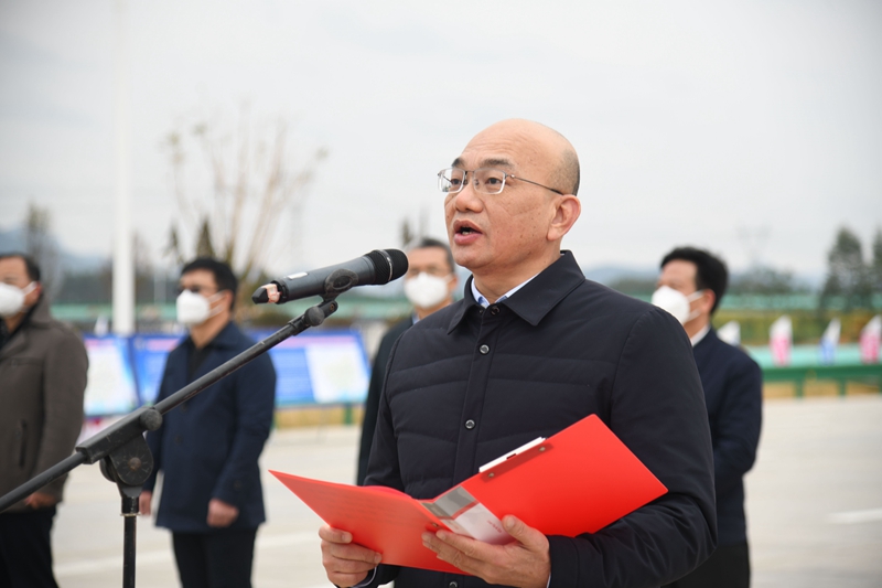 自治區(qū)交通運(yùn)輸廳黨組成員、總工程師陳津維宣布通車.jpg