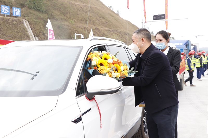 廣西新發(fā)展交通集團黨委書記、董事長陳開群為第一輛通車車輛送上鮮花.JPG